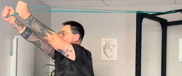 Extension triceps à l'élastique – Image 2