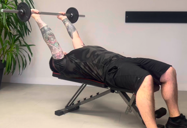 Extension triceps à la barre – Image 2