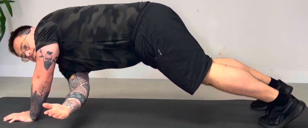 Gainage avec rotation du tronc sur pied