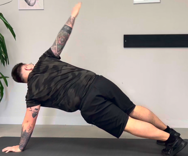 Gainage avec rotation du tronc sur pied – Image 2