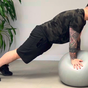 Gainage bras tendu Swiss Ball
