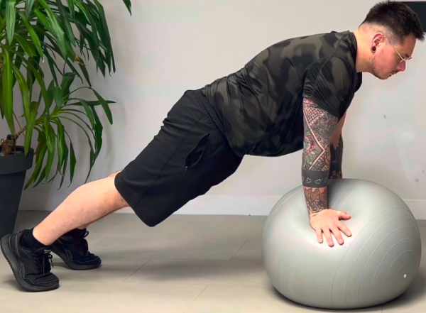 Gainage bras tendu Swiss Ball