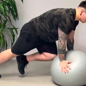 Gainage coup de genoux sur Swiss Ball