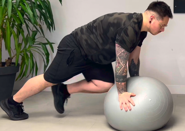 Gainage coup de genoux sur Swiss Ball