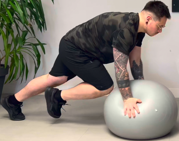 Gainage coup de genoux sur Swiss Ball – Image 2