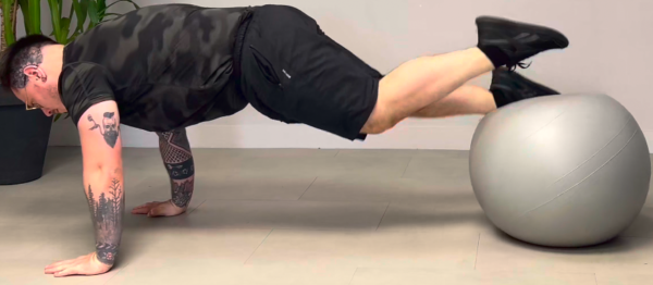 Gainage battement Swiss Ball