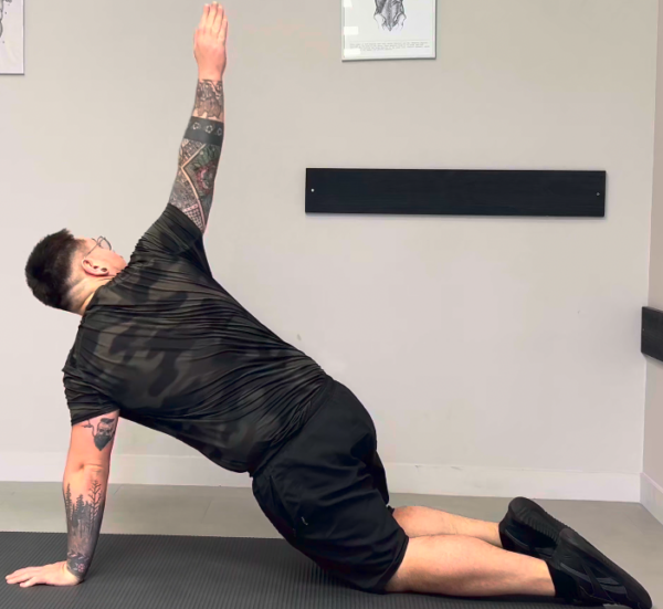 Gainage rotation du tronc sur genou – Image 2