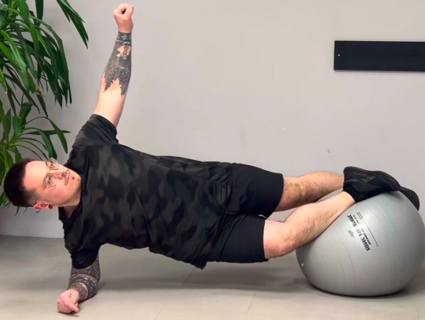 Planche latérale rotation sur Swiss Ball – Image 2