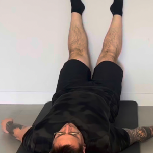 Flexion de genou allongé au mur