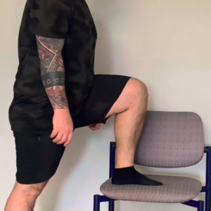 Flexion de genou avec pied sur chaise