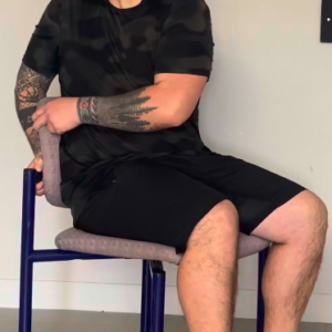 Etirement du dos sur chaise
