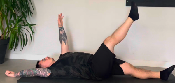 Elévation du bras et de la jambe opposé – Image 2