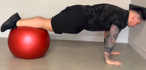 Planche qui roule sur Swiss Ball