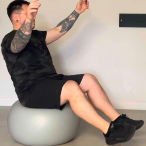 Assis sur le Swiss Ball