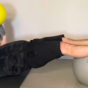 Pont Swiss Ball avec pression des bras