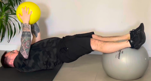 Pont Swiss Ball avec pression des bras