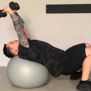 Extension triceps sur Swis Ball